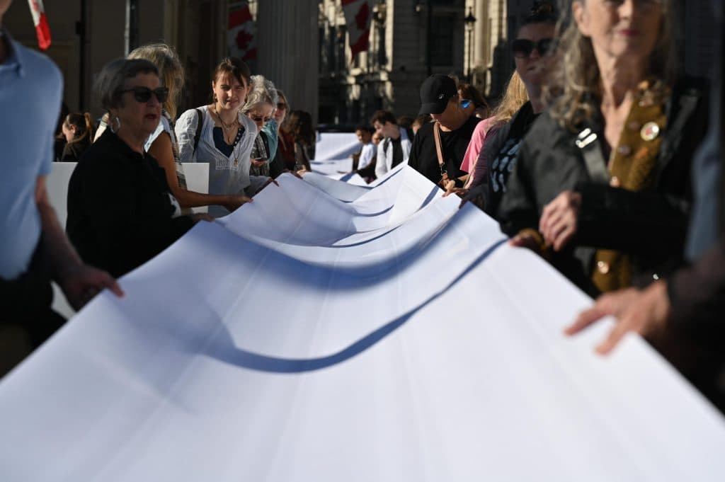 Supporters unfurl the 400-metre petition in Trafalgar Square